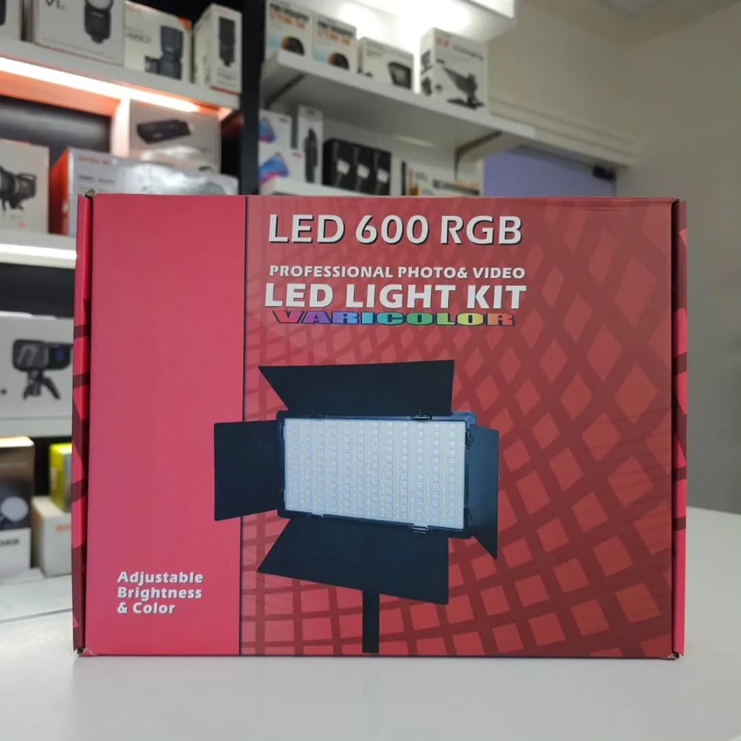 PROFESSIONAL PHOTO AND VIDEO LED 600 RGB LIGHT